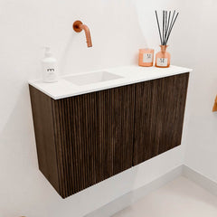 JOYA 70cm toiletmeubel kleur Walnut. Wastafel FAYE positie Links Zonder kraangat kleur Talc.