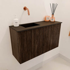 JOYA 70cm toiletmeubel kleur Walnut. Wastafel FAYE positie Links Zonder kraangat kleur Urban.