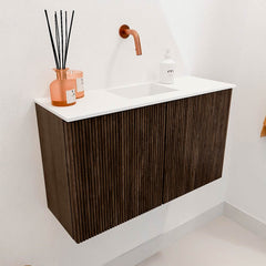 JOYA 70cm toiletmeubel kleur Walnut. Wastafel FAYE positie Midden Zonder kraangat kleur Talc.