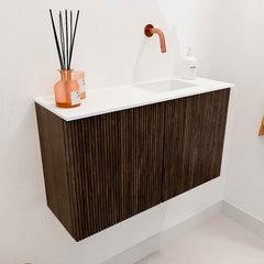 JOYA 70cm toiletmeubel kleur Walnut. Wastafel FAYE positie Midden Zonder kraangat kleur Urban.