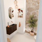 JOYA 70cm toiletmeubel kleur Walnut. Wastafel FAYE positie Rechts Zonder kraangat kleur Urban.