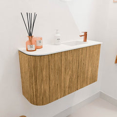 JOYA 71,6cm toiletmeubel ronding links kleur Oak. Wastafel FAYE positie Rechts 1 kraangat kleur Talc.