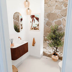 JOYA 71,6cm toiletmeubel ronding links kleur Ruby. Wastafel FAYE positie Rechts Zonder kraangat kleur Talc.