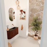 JOYA 71,6cm toiletmeubel ronding links kleur Ruby. Wastafel FAYE positie Rechts Zonder kraangat kleur Urban.