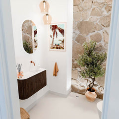 JOYA 71,6cm toiletmeubel ronding links kleur Walnut. Wastafel FAYE positie Rechts Zonder kraangat kleur Talc.