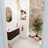 JOYA 80cm toiletmeubel kleur Walnut. Wastafel FAYE positie Links 1 kraangat kleur Talc.