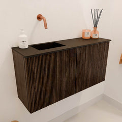 JOYA 80cm toiletmeubel kleur Walnut. Wastafel FAYE positie Links Zonder kraangat kleur Urban.