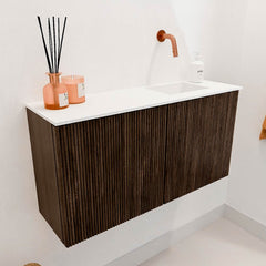JOYA 80cm toiletmeubel kleur Walnut. Wastafel FAYE positie Rechts Zonder kraangat kleur Talc.