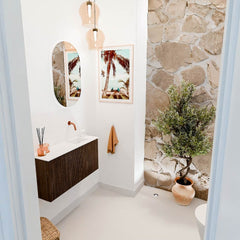 JOYA 80cm toiletmeubel kleur Walnut. Wastafel FAYE positie Rechts Zonder kraangat kleur Talc.