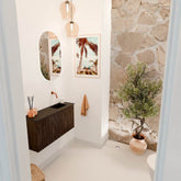 JOYA 80cm toiletmeubel kleur Walnut. Wastafel FAYE positie Rechts Zonder kraangat kleur Urban.