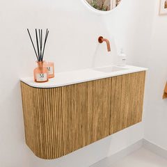 JOYA 81,6cm toiletmeubel ronding links kleur Oak. Wastafel FAYE positie Rechts Zonder kraangat kleur Talc.