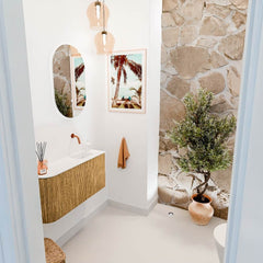 JOYA 81,6cm toiletmeubel ronding links kleur Oak. Wastafel FAYE positie Rechts Zonder kraangat kleur Talc.