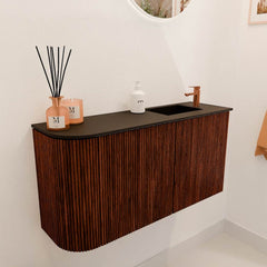 JOYA 81,6cm toiletmeubel ronding links kleur Ruby. Wastafel FAYE positie Rechts 1 kraangat kleur Urban.