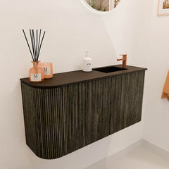 JOYA 81,6cm toiletmeubel ronding links kleur Shadow. Wastafel FAYE positie Rechts 1 kraangat kleur Urban.