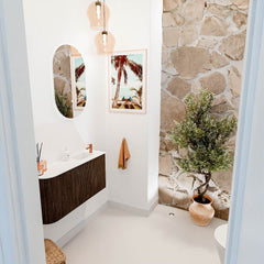 JOYA 81,6cm toiletmeubel ronding links kleur Walnut. Wastafel FAYE positie Rechts 1 kraangat kleur Talc.