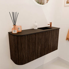 JOYA 81,6cm toiletmeubel ronding links kleur Walnut. Wastafel FAYE positie Rechts 1 kraangat kleur Urban.