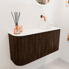 JOYA 81,6cm toiletmeubel ronding links kleur Walnut. Wastafel FAYE positie Rechts Zonder kraangat kleur Talc.