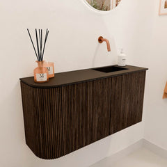 JOYA 81,6cm toiletmeubel ronding links kleur Walnut. Wastafel FAYE positie Rechts Zonder kraangat kleur Urban.