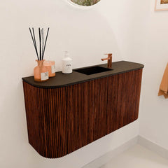 JOYA 83,2cm toiletmeubel ronding links + rechts kleur Ruby. Wastafel FAYE positie Midden 1 kraangat kleur Urban.