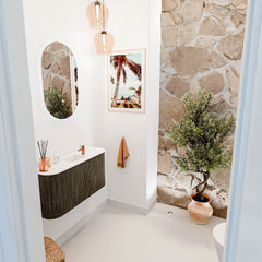 JOYA 83,2cm toiletmeubel ronding links + rechts kleur Shadow. Wastafel FAYE positie Midden 1 kraangat kleur Talc.