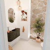 JOYA 83,2cm toiletmeubel ronding links + rechts kleur Shadow. Wastafel FAYE positie Midden 1 kraangat kleur Urban.