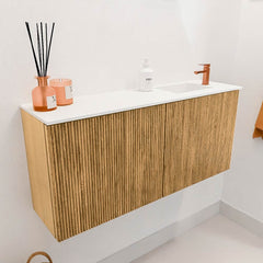 JOYA 90cm toiletmeubel kleur Oak. Wastafel FAYE positie Rechts 1 kraangat kleur Talc.