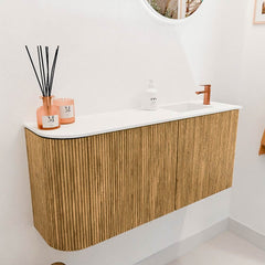 JOYA 91,6cm toiletmeubel ronding links kleur Oak. Wastafel FAYE positie Rechts 1 kraangat kleur Talc.