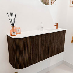 JOYA 91,6cm toiletmeubel ronding links kleur Walnut. Wastafel FAYE positie Rechts 1 kraangat kleur Talc.