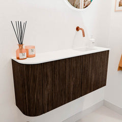 JOYA 91,6cm toiletmeubel ronding links kleur Walnut. Wastafel FAYE positie Rechts Zonder kraangat kleur Talc.