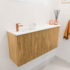 JOYA 91,6cm toiletmeubel ronding rechts kleur Oak. Wastafel FAYE positie Links 1 kraangat kleur Talc.