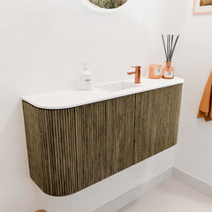 JOYA 93,2cm toiletmeubel ronding links + rechts kleur Dusk. Wastafel FAYE positie Midden 1 kraangat kleur Talc.