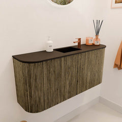 JOYA 93,2cm toiletmeubel ronding links + rechts kleur Dusk. Wastafel FAYE positie Midden 1 kraangat kleur Urban.