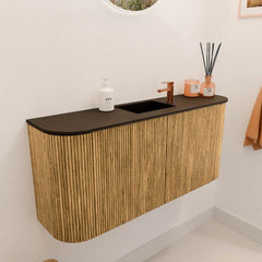 JOYA 93,2cm toiletmeubel ronding links + rechts kleur Oak. Wastafel FAYE positie Midden 1 kraangat kleur Urban.