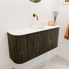 JOYA 93,2cm toiletmeubel ronding links + rechts kleur Shadow. Wastafel FAYE positie Midden Zonder kraangat kleur Talc.