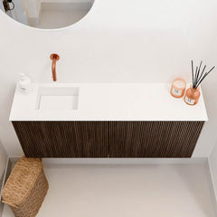 JOYA 100cm toiletmeubel kleur Walnut. Wastafel FAYE positie Links Zonder kraangat kleur Talc.