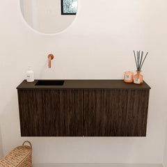 JOYA 100cm toiletmeubel kleur Walnut. Wastafel FAYE positie Links Zonder kraangat kleur Urban.