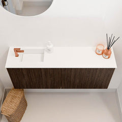 JOYA 100cm toiletmeubel kleur Walnut. Wastafel FAYE positie Links 1 kraangat kleur Talc.