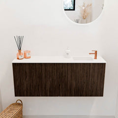 JOYA 100cm toiletmeubel kleur Walnut. Wastafel FAYE positie Rechts 1 kraangat kleur Talc.