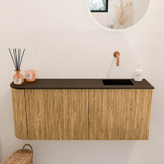 JOYA 101,6cm toiletmeubel ronding links kleur Oak. Wastafel FAYE positie Rechts Zonder kraangat kleur Urban.