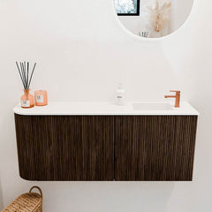 JOYA 101,6cm toiletmeubel ronding links kleur Walnut. Wastafel FAYE positie Rechts 1 kraangat kleur Talc.
