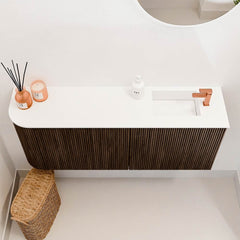 JOYA 101,6cm toiletmeubel ronding links kleur Walnut. Wastafel FAYE positie Rechts 1 kraangat kleur Talc.