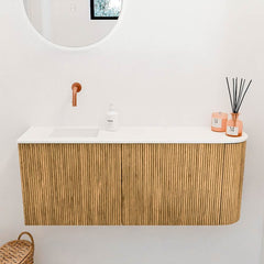 JOYA 101,6cm toiletmeubel ronding rechts kleur Oak. Wastafel FAYE positie Links Zonder kraangat kleur Talc.