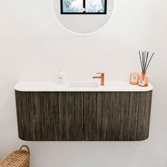 JOYA 103,2cm toiletmeubel ronding links + rechts kleur Shadow. Wastafel FAYE positie Midden 1 kraangat kleur Talc.