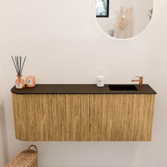 JOYA 111,6cm toiletmeubel ronding links kleur Oak. Wastafel FAYE positie Rechts 1 kraangat kleur Urban.