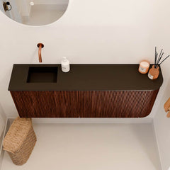 JOYA 111,6cm toiletmeubel ronding rechts kleur Ruby. Wastafel FAYE positie Links Zonder kraangat kleur Urban.