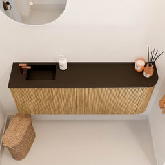 JOYA 111,6cm toiletmeubel ronding rechts kleur Oak. Wastafel FAYE positie Links 1 kraangat kleur Urban.