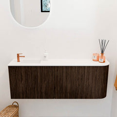 JOYA 111,6cm toiletmeubel ronding rechts kleur Walnut. Wastafel FAYE positie Links 1 kraangat kleur Talc.
