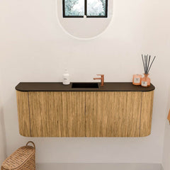 JOYA 113,2cm toiletmeubel ronding links + rechts kleur Oak. Wastafel FAYE positie Midden 1 kraangat kleur Urban.