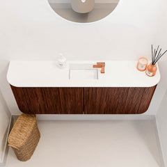 JOYA 113,2cm toiletmeubel ronding links + rechts kleur Ruby. Wastafel FAYE positie Midden 1 kraangat kleur Talc.