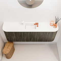 JOYA 113,2cm toiletmeubel ronding links + rechts kleur Shadow. Wastafel FAYE positie Midden 1 kraangat kleur Talc.